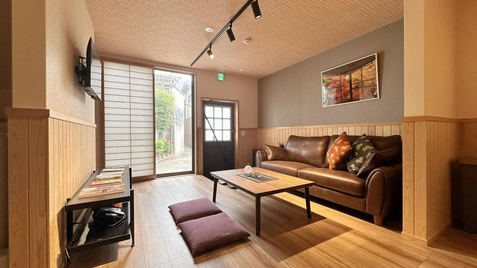 Maki\'S House Hidden contacts